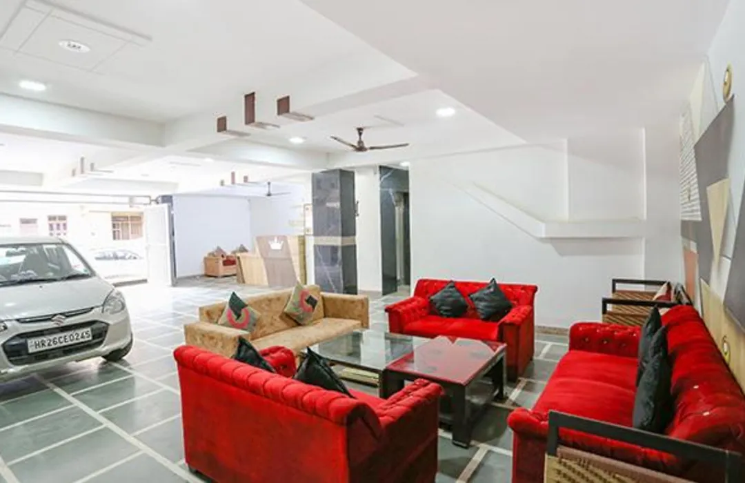 Fabhotel New Silver Crown-1
